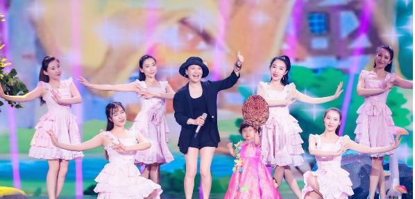 
李欣蕊：坐拥6百万粉丝 聊到孟非无话可说 年事虽小但履历感人|爱游戏（ayx）中国官方网站(图3)