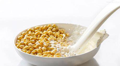 爱游戏（ayx）中国官方网站：
豆乳不仅营养富厚 还老小皆宜 在炎热的夏天更要喝豆乳哦！(图4)