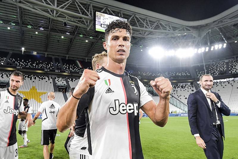 “爱游戏（ayx）中国官方网站”
35岁4个差别联赛32座冠军奖杯 C罗还能再火几年？拭目以待！(图8)