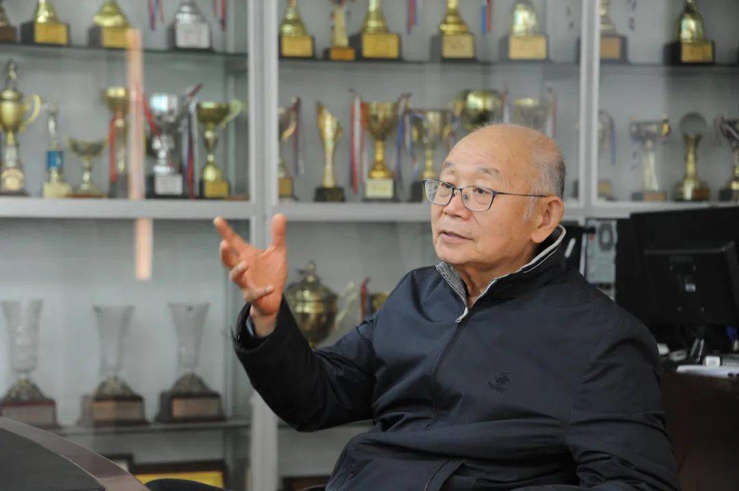 【ayx官方网站】
我国体育学泰斗卢元镇教授莅临我校体育部开展讲座交流(图6)