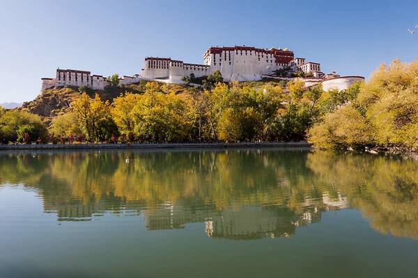 ayx官网：
黑店陨落！一场0-3彻底崩盘 狂赚2.2亿却从欧冠区掉入降级区